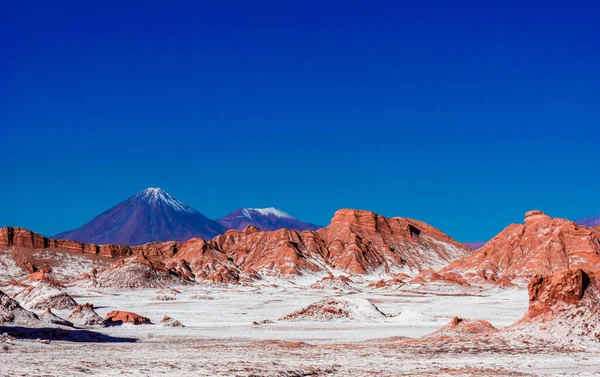 Vulcani Licancabur e Juriques, Moon Valley, deserto di Atacama, Cile — Foto Stock