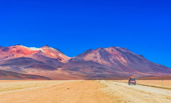 Дорога в пустыне и горный пейзаж в Альтиплано Боливии — стоковое фото