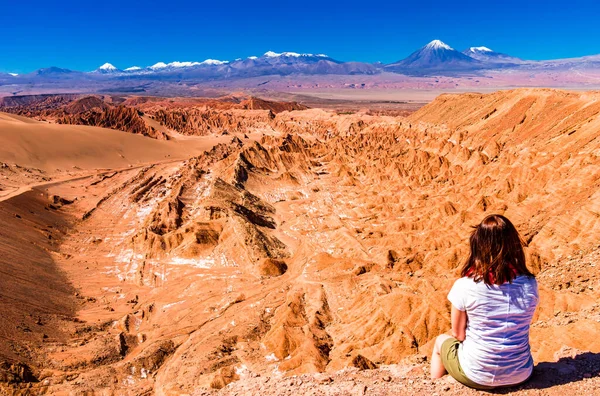 Vue sur la femme qui regarde la vallée de la mort et le paysage volcanique dans le désert d'Atacama - Chili — Photo