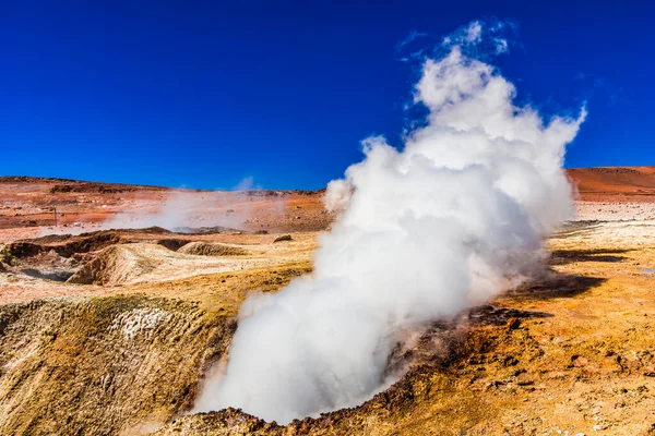 Vulkangeysir Sol De Manana im Altiplano von Bolivien — Stockfoto