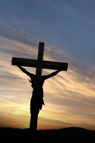 Statue de Jésus Christ sur des nuages ensoleillés uniques — Photo