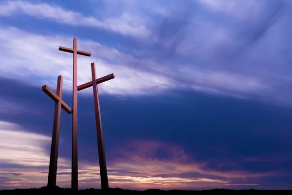 Tres cruces sobre el brillante cielo dramático — Foto de Stock