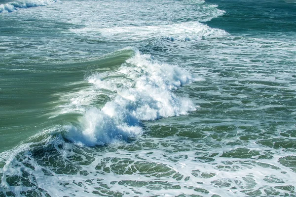 Turbulentes Wasser brechender Meereswellen — Stockfoto
