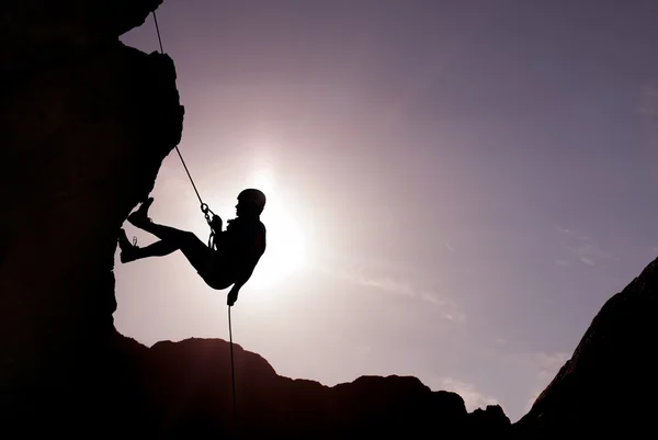 Kaya tırmanışçısı silüeti — Stok fotoğraf