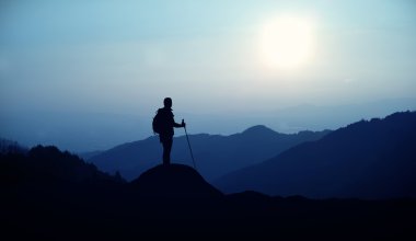 Uzun yürüyüşe çıkan kimse sırt çantası konumu tepe üzerinde olan 