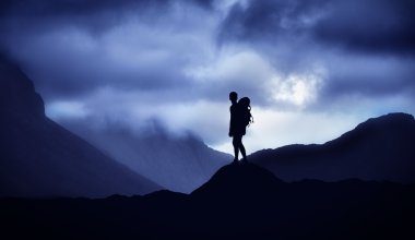 Tepenin üstünde duran erkek dağcı