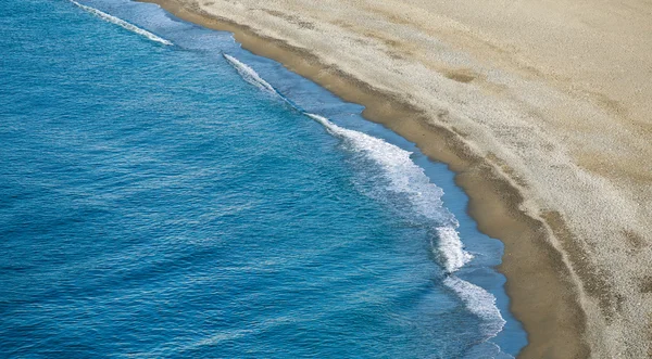 Вид з повітря на хвилі, що падають на панорамний вид на пляж — стокове фото