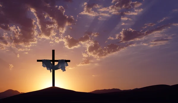 Christelijke kruis over mooie zonsondergang achtergrond — Stockfoto