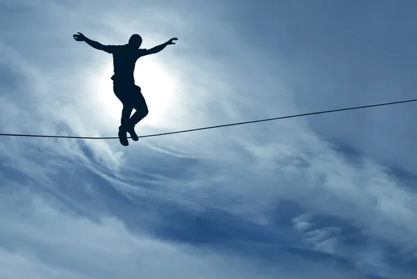 Człowiek, balansując na lina pojęcie wyzwanie i podejmowania ryzyka — Zdjęcie stockowe