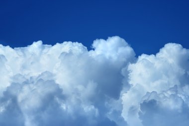 Mavi gökyüzü ve bulutlar arka plan kopya alanı ile
