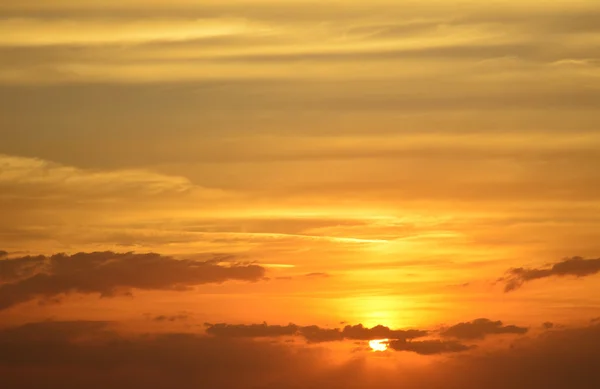 Pôr do sol ou nascer do sol com nuvens de fundo — Fotografia de Stock