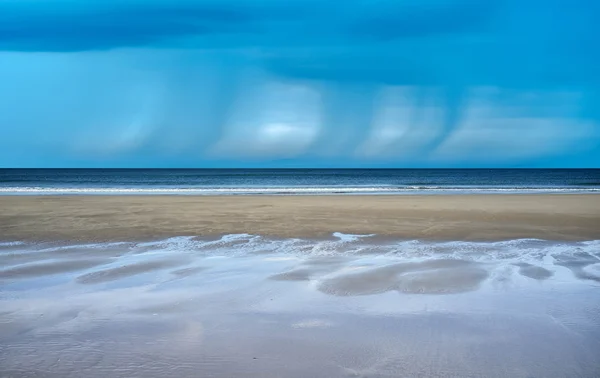 Uitzicht op het lege mooie tropische strand — Stockfoto