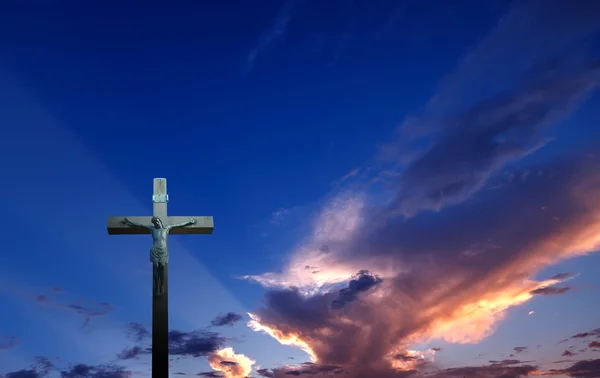 Χριστιανικός Σταυρός πέρα από το όμορφο ηλιοβασίλεμα υπόβαθρο — Φωτογραφία Αρχείου