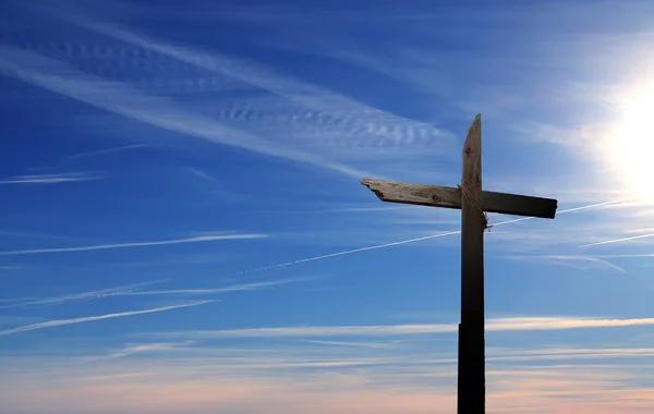 Velha cruz de madeira sobre o céu azul — Fotografia de Stock