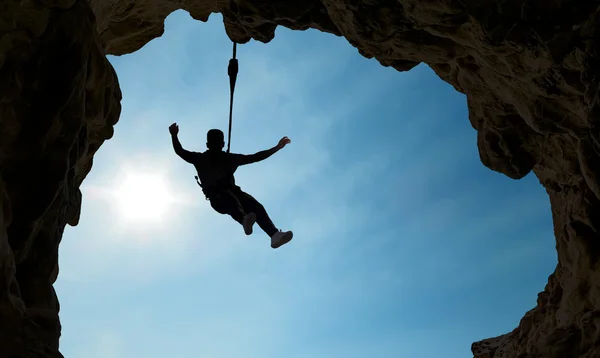 Silhouette di un arrampicatore sopra il cielo blu — Foto Stock