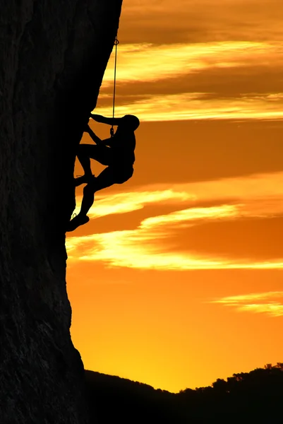 Silhouette di uno scalatore sul bellissimo tramonto — Foto Stock