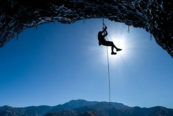 Homem Escalador Silhueta Sobre Azul Céu Fundo — Fotografia de Stock