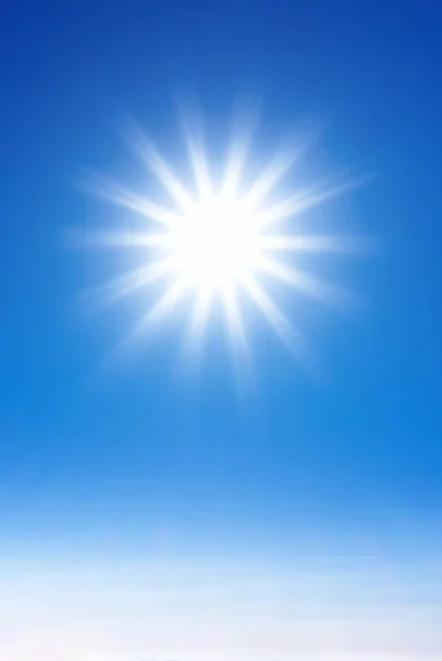 Strahlende Sonne Über Perfektem Blauem Himmel Hintergrund Vertikales Bild — Stockfoto