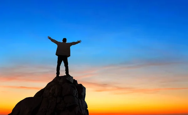 Человек Вершине Горы Концептуальный Дизайн Успеха Свобода Волнение Мотивация — стоковое фото