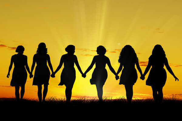 Mujeres caminando de la mano — Foto de Stock