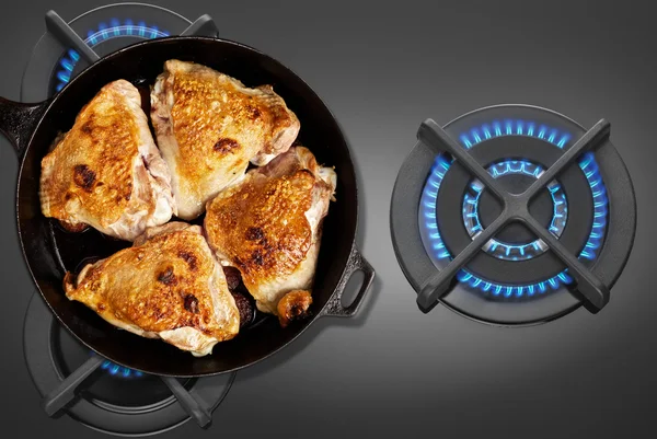 Pan fried chicken gaz sobası üzerinde 