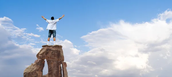 Winner man standing on the top of mountain — Stock Photo, Image