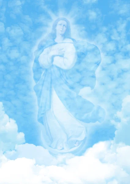 Maagd Maria op blauwe hemel wolken achtergrond — Stockfoto