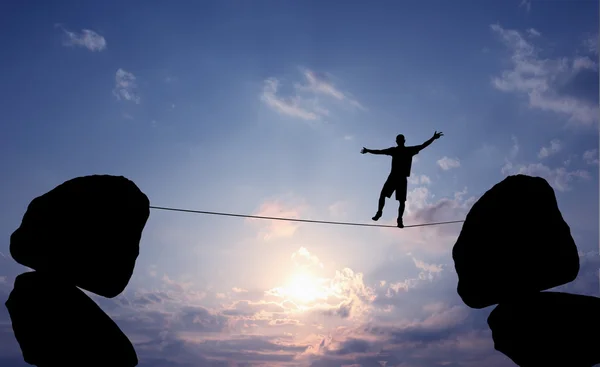 Homem balanceando na corda — Fotografia de Stock