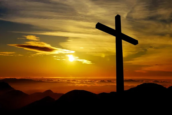 Christliches Kreuz auf dem Hintergrund des Sonnenuntergangs — Stockfoto