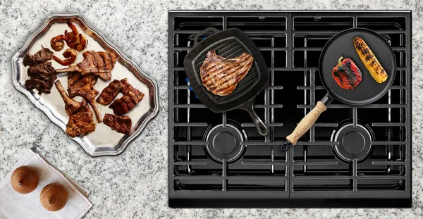 Cozinhar carne suculenta no fogão a gás — Fotografia de Stock