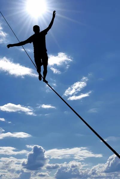 Мужчина балансирует на веревке понятие риска принятия — стоковое фото