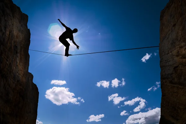 Begreppet risk tar man balanserar på repet — Stockfoto