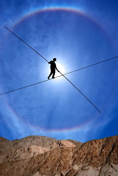 Tightrope Walker balansując na lina pionowa sciagnij — Zdjęcie stockowe