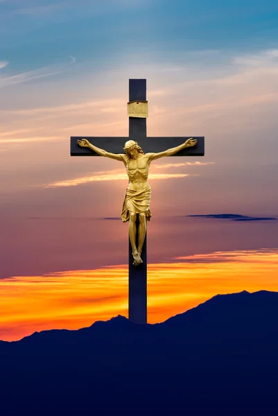 Jesucristo en la cruz sobre el fondo del cielo —  Fotos de Stock