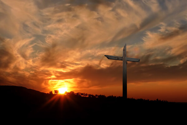 Христианский крест на закате
