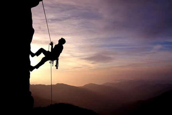 Silueta de escalador al atardecer — Foto de Stock