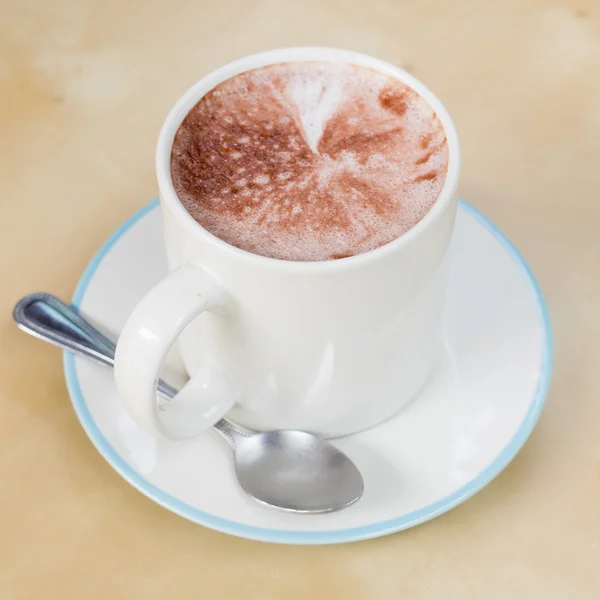 Chocolate caliente en una taza blanca en la mesa —  Fotos de Stock