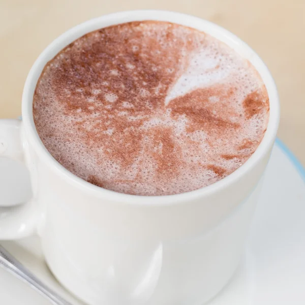 Heiße Schokolade in einer weißen Tasse auf dem Tisch — Stockfoto