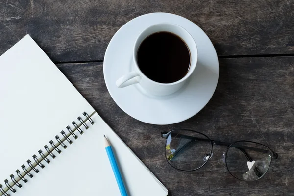 Натюрморт с Белой чашкой горячего кофе, белой тетради, карандашом — стоковое фото
