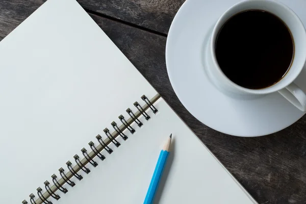 Натюрморт с Белой чашкой горячего кофе, белой тетради и ручкой — стоковое фото