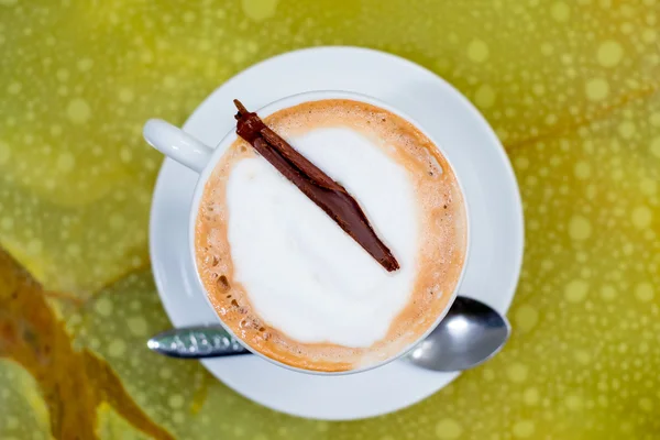 Cokelat panas dalam cangkir putih di atas meja batu — Stok Foto