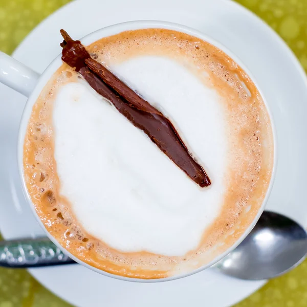 Chocolate caliente en una taza blanca sobre una mesa de rock —  Fotos de Stock