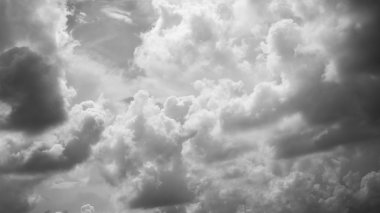 Günbatımında siyah beyaz bulutlar