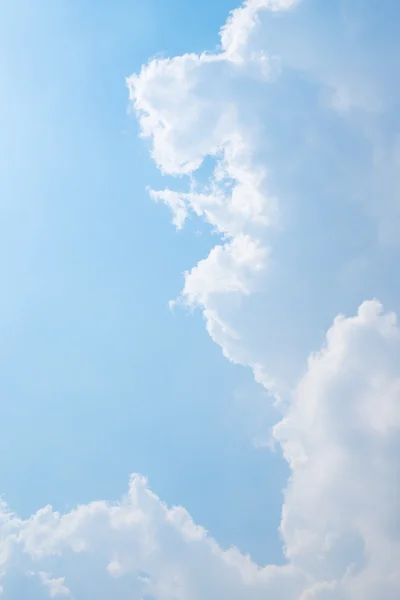 Небесные облака в небе — стоковое фото