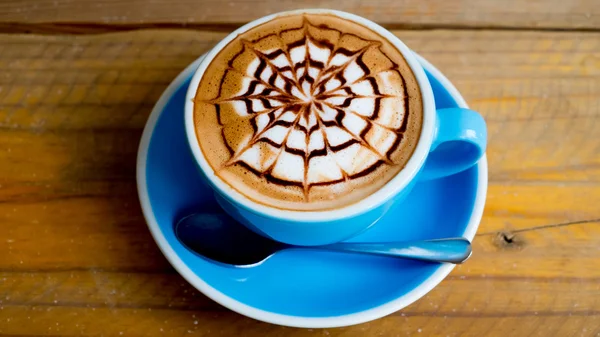 Stillleben mit Tasse Kaffee auf dem Tisch — Stockfoto