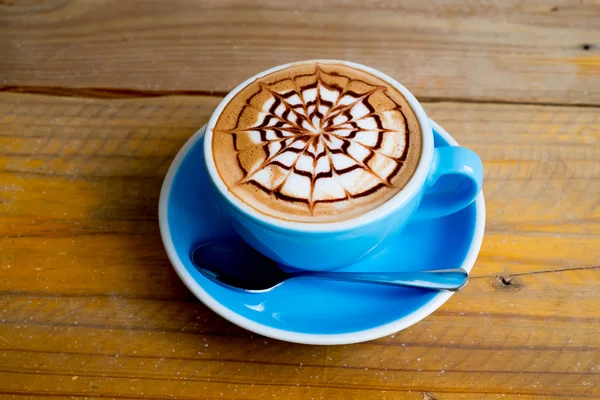 Натюрморт с чашкой кофе на столе — стоковое фото