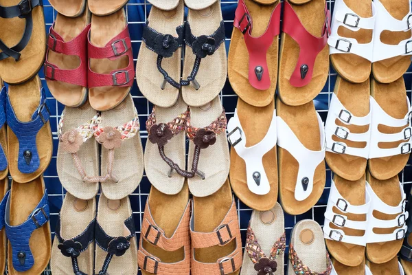 Deri sandalet dükkanda — Stok fotoğraf