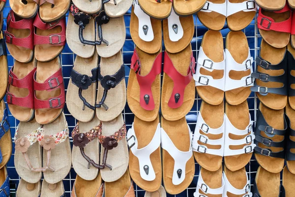 Sandalias de cuero en tienda —  Fotos de Stock