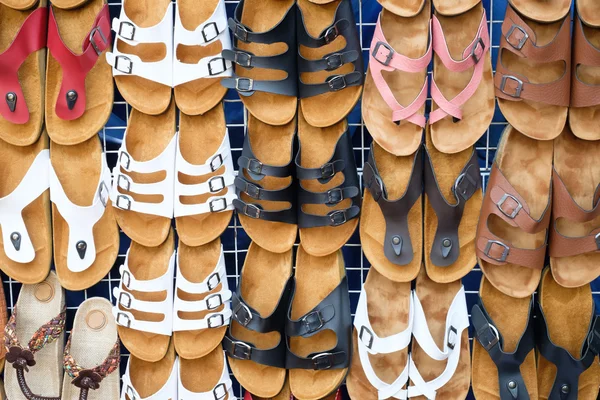 Кожаные сандали в магазине — стоковое фото