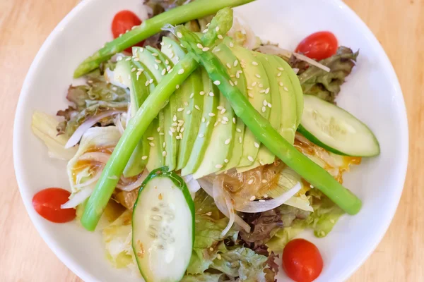 Салат с авокадо на столе — стоковое фото
